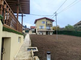 Вила Езерото, hotel com piscina em Lipnik