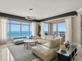Elegant Three-Bedroom Waterfront Apartment with Bay Views, ξενοδοχείο σε Clearwater Beach