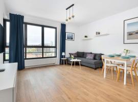 Modern Apartment with Historic Shipyard Views and Parking by Noclegi Renters, hotel in Suchanino