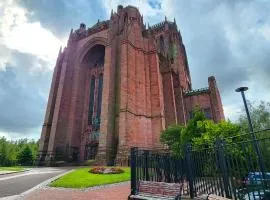 Near Liverpool Cathedral City Base to Explore!