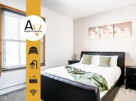 Contemporary Two-Bedroom House - Free Wi-Fi, Garden, Free Parking, Ideal for Extended Stays By AV Hughes Properties
