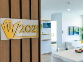 2BR2BA Condo w/ Pool, Gym & Balcony @ Palm Beach