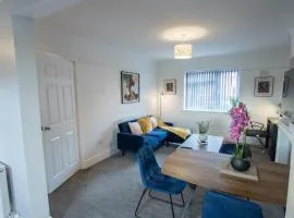 Modern 3BR Contractor Parking Sleeps 5 Fast Wi-Fi