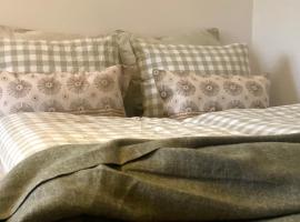 Nature-close guest room with garden - Private bath included, hotel in Tisvildeleje