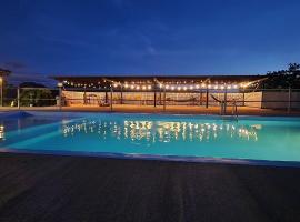 Entire 6 Bedroom Retreat With Pool - 16 guests, Hotel in Jayuya