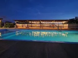 Entire 6 Bedroom Retreat With Pool - 16 guests