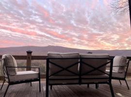 Cozy Historic Cabin with stellar view of Big Schloss, hotel a Wardensville