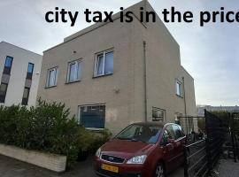 B&B luxury villa, free parking, close to the center, hotel v Haagu