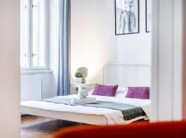 2BDR Old Town Square Apartments w Fast Wi-Fi