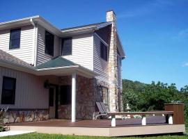 Charming Vacation Rental overlooking New River in the Blue Ridge Mountains of Virginia、Independenceのホテル