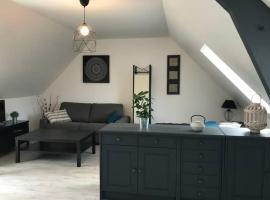 Accommodation in Segré-en-Anjou Bleu with river access, hotel v destinaci Chazé-sur-Argos