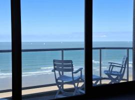 LUXURY APP, frontal sea View + south terrace + garage, hotel in Middelkerke