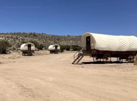 Grand Canyon Covered Wagon for Family-Friendly Glamping in Meadview, Arizona, hotel em Meadview