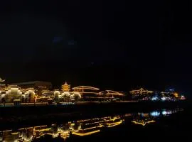 铂曼智慧酒店-Near the east gate of the Forest Park, about a 10-minute walk-There is a beautiful small river at the entrance-offers free self-service laundry and Attraction Tickets Serivce in advance