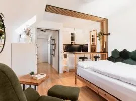 Hike & Ski-in Ski-out Mountain View Apartment for Family & Friends