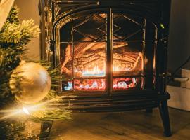 Cozy Retreat W Hot Tub Bruce Peninsula, hotel in Stokes Bay