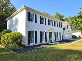 Cozy 5BR Family Retreat Firepit Games Patio, Hotel in Lawrenceville