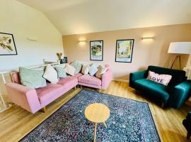 Luxury 2 bedroom cottage overlooking the River Wye, hotel i Wilton