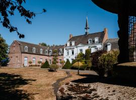 Logis - Hostellerie Saint-Louis & Restaurant Pauze, hotel in Bollezeele