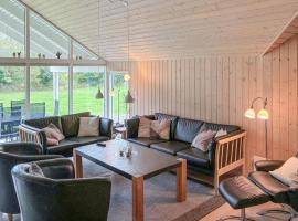 Beautiful Home In Idestrup With Sauna, ξενοδοχείο με υδρομασάζ σε Bøtø By