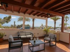 Luxury house with private barbecue and VIP services, hotel in Arona