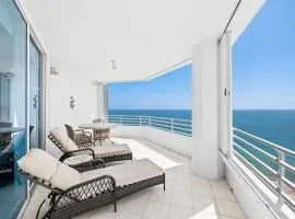 Spacious Three-Bedroom Oceanfront Apartment with Panoramic Views