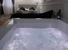 Apartament z Jacuzzi Kraków GREY Miodowa