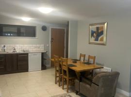 New 4 stars Large prime city center 2 bed 2 bath duplex apartment with free secure parking, hotel em Belfast