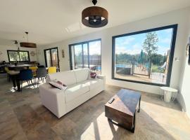 Maison neuve Jacuzzi et Piscine Haut de Gamme, hotel in Vallon-Pont-dʼArc