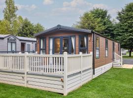 Nightingale Lodge with Hot Tub, hôtel à Barmby on the Moor