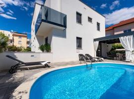 Villa Essenza Vita in Vodice near Beach with private pool & pet friendly, hotell sihtkohas Vodice