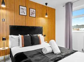 Stylish 5 Bed & 5 Bath House with Garden & Off-Street Parking 376M