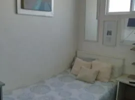 Habitación con escritorio, smartTV y clóset