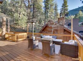 Peaceful and Idyllic Forest Cabin with Pool Table, hotel in Pine Mountain Club