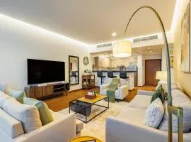 Champions' Apartment - Balcony Sunsets - Rooftop Pools - Modern Oasis - Family Heaven - Full Canal Views - 2 min walk from Space42 Arena