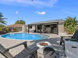 Lush - Tropical - Modern Home - Heated Pool and Spa