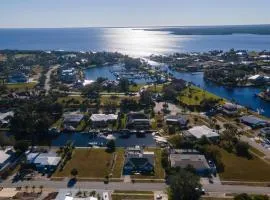 Pet Friendly, Private Pool, Boating easy to get out to Charlotte Harbor, Close to activates and beach life
