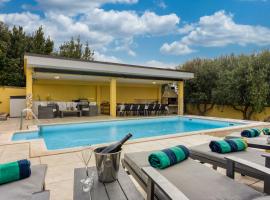 Luxury Villa for 14 People near Poreč, hotell sihtkohas Žbandaj