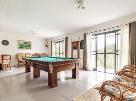 Chácara Privativa com Quadra de Beach Tennis, hotel v destinaci Araucária