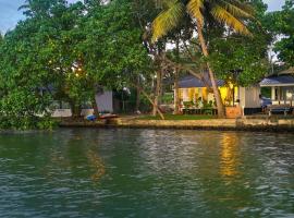 Lakefront 1 BR Cabin with Lake access & Hammock, chalet de monta&ntilde;a en Kollam