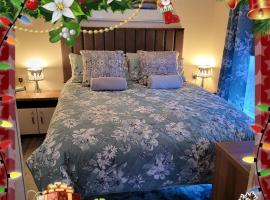 Elegant 2 Bedroom En-Suite Caravan with Bathtub near Edinburgh Seton Sands Holiday Village, hotel in Port Seton