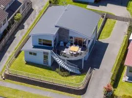 Mere Magic with Water Views near town and lake front