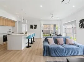 Modern House with Patio and Family Comfort)