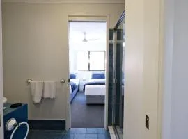 Coastal 2BR Retreat Heart of Broadbeach Living