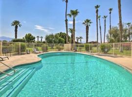 Desert Retreat with Fire Pit & Golf Views in Indio, ξενοδοχείο σε Desert Groves Mobile Home Park