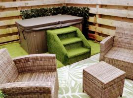 Adorable private couples retreat with hot tub，Llanfechell的住宿