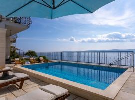 Villa S&A with heated private pool, 3 bedrooms, 3 bathrooms, playground, Hotel in Mimice