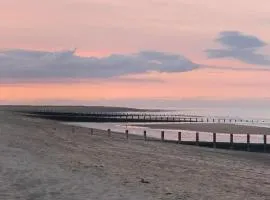 CHAPEL ST LEONARDS- EN-SUITE -2 Bedrooms -Sleeps 6-Pets Welcome-