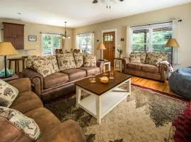 River Rock Cabin - Comfortable, Private Home with King Beds & Mountain Views