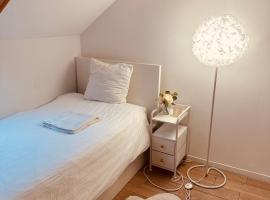 Petite chambre dans une maison, hotel in Bezons
